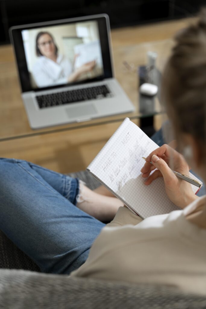 Profesora dando clases online
