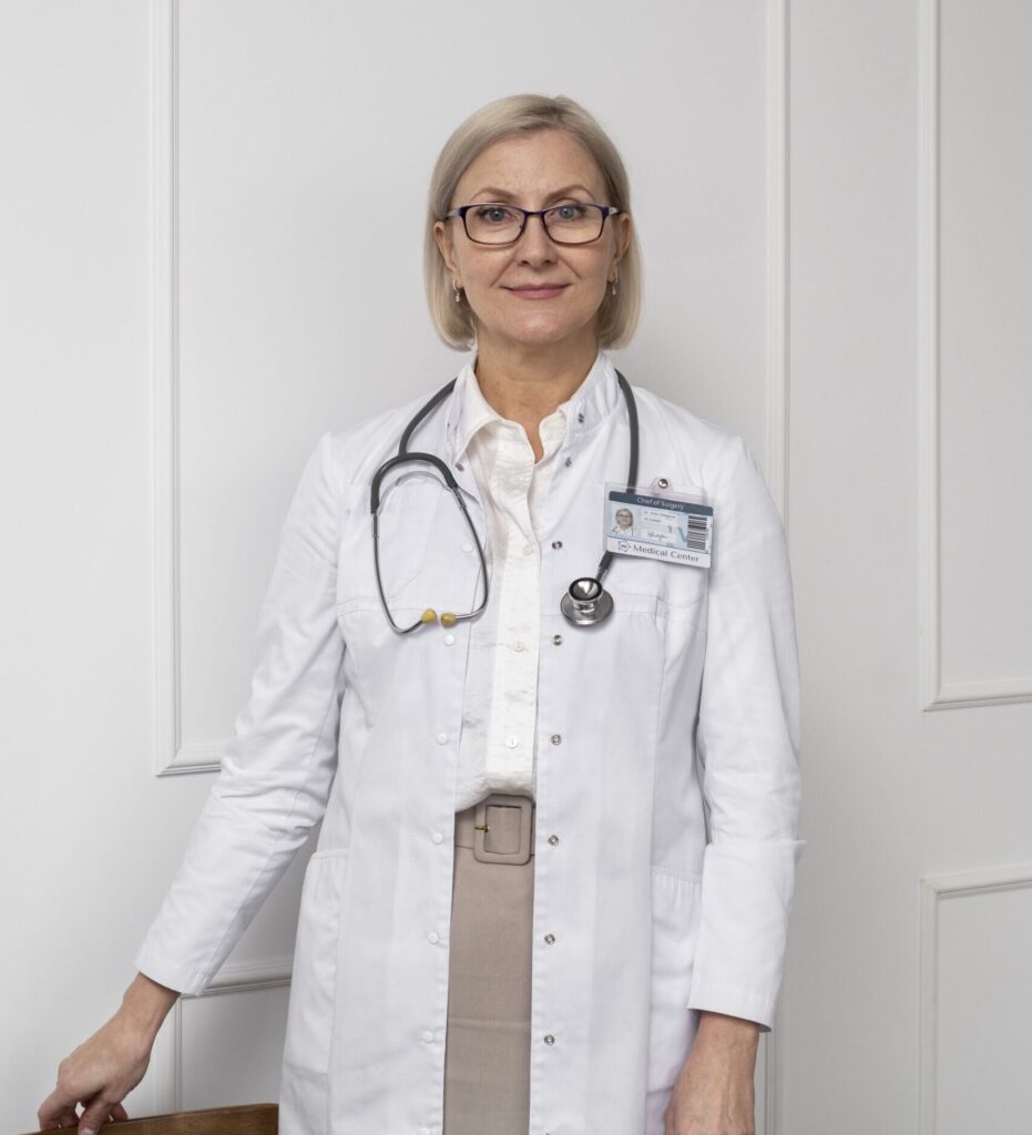 medium shot smiley doctor clinic min scaled e1728181716104