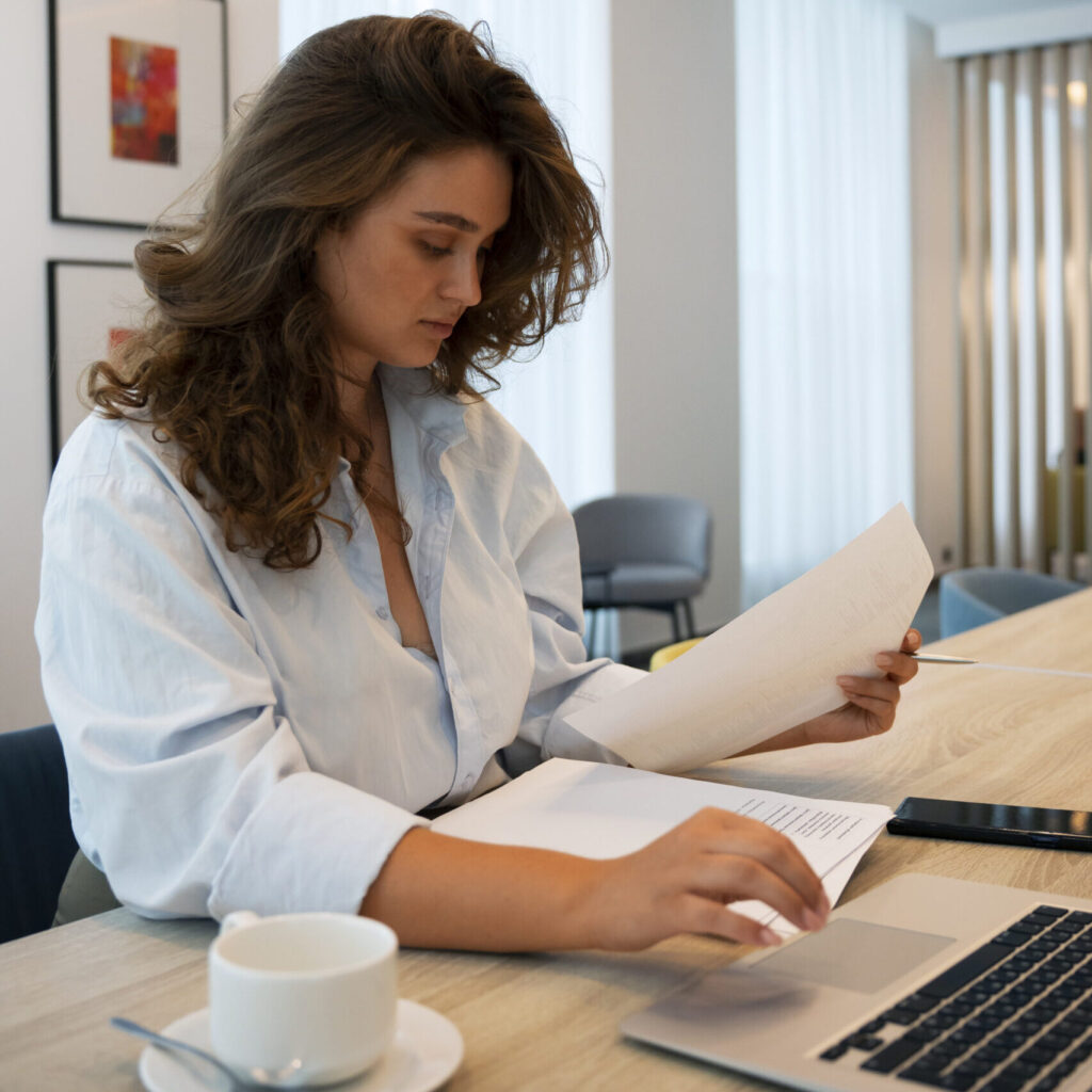 mujer de talla grande de plano medio trabajando en el hotel scaled e1763862458480